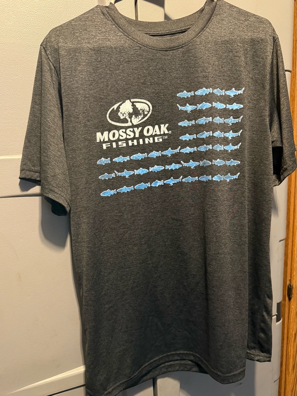 Mossy Oak Men's Gray Short-Sleeve Rash Guard with Light Blue Fish Graphic